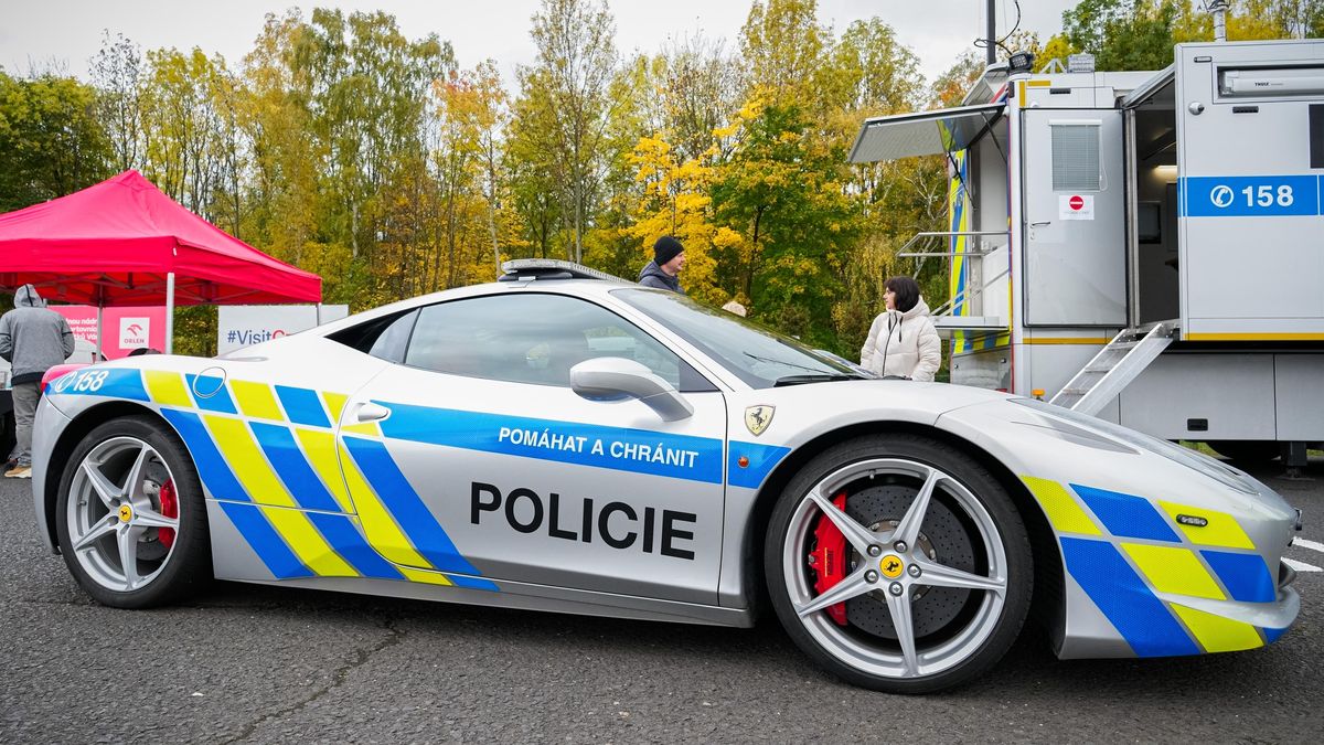 FOTO: Policie na autodromu v Mostě ukázala služební Ferrari